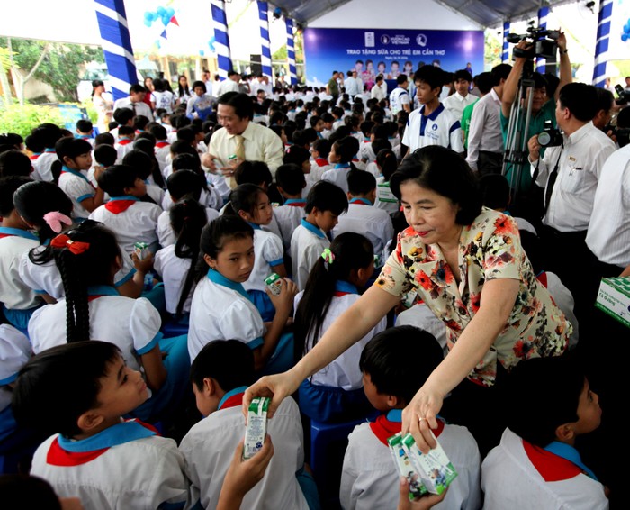 Bà Mai Kiều Liên – Tổng Giám Đốc Vinamilk trao tặng sữa cho các em trường tiểu học Giai Xuân 1, huyện Phong Điền, TP..Cần Thơ.