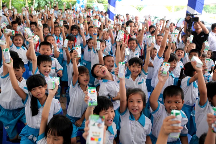 Niềm vui uống sữa của các em học sinh trường tiểu học Giai Xuân 1, xã Giai Xuân, huyện Phong Điền, TP.Cần Thơ.