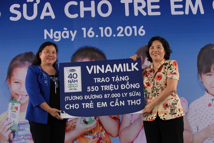 Bà Mai Kiều Liên – Tổng Giám Đốc Vinamilk trao tặng bảng tượng trưng 550 triệu tương đương 87.000 ly sữa của Quỹ Sữa Vươn Cao Việt Nam cho học sinh nghèo TP.Cần Thơ