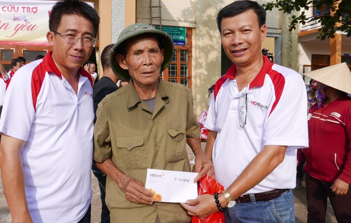 Đại diện cán bộ nhân viên HDBank và Vietjet người dân chịu thiệt hại sau lũ ở tỉnh Quảng Bình và Hà Tĩnh.