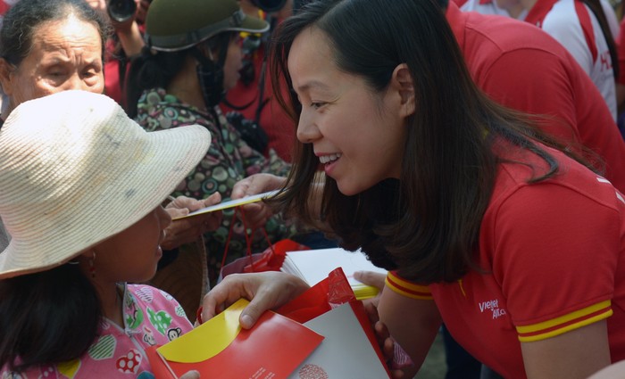 HDBank và Vietjet trao quà cho bà con vùng lũ Hương Khê (Hà Tĩnh).