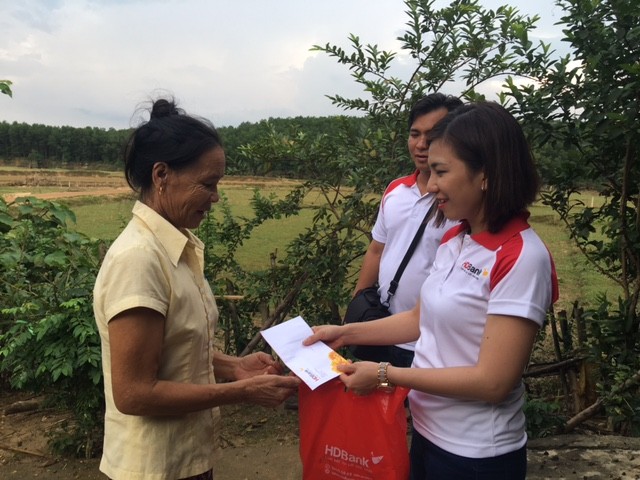 Đoàn Thanh niên HDBank cùng các thành viên đoàn cứu trợ tặng quà cho các gia đình bị ảnh hưởng nặng nề của đợt mưa lũ.