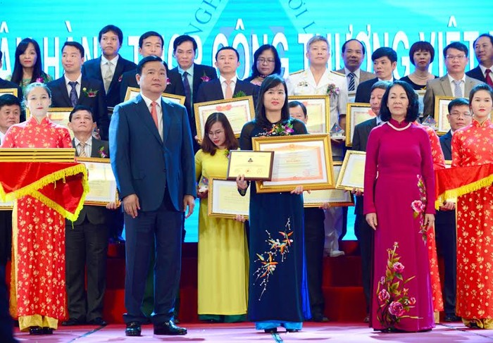 Bà Lê Như Hoa đón nhận Bằng khen của Thủ tướng Chính phủ và Giải thưởng “Doanh nghiệp vì Người lao động” năm 2016. Ảnh: VietinBank.