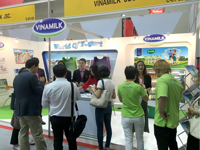 Gian hàng sữa chua với chủ đề &quot;World of Yogurt&quot; của Vinamilk nổi bật tại hội chợ Thaiflex và thu hút đông đảo sự chú ý, quan tâm của khách hàng, báo giới - Ảnh: Vinamilk.