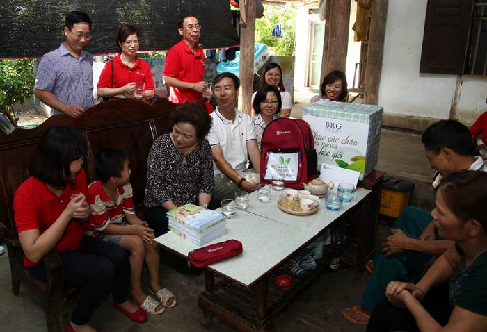 Bà Nguyễn Thị Nga trao quà cho các em nhỏ tại tỉnh Lào Cai tháng 8/2016.