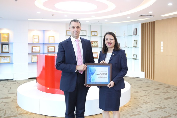 Đại diện Ngân hàng JP Morgan trao tặng giải thưởng Elite Quality Recognition Awards năm 2016 cho đại diện Maritime Bank.