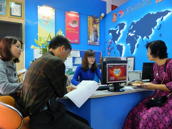 Nhân viên Vietravel Hà Nội tư vấn các tour du lịch cho khách hàng.