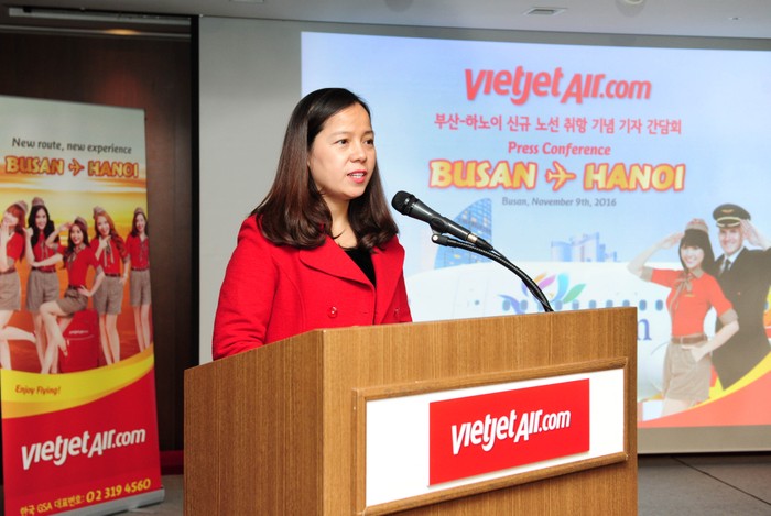 Phó Tổng Giám đốc Vietjet Nguyễn Thị Thúy Bình giới thiệu về đường bay mới Hà Nội - Busan và các thành tựu của Vietjet.
