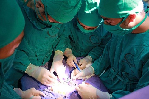Các bác sĩ bệnh viện Sản Nhi Quảng Ninh đang tiến hành phẫu thuật. Ảnh: L.P.