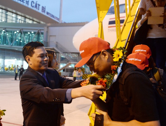 Chủ tịch TP.Hải Phòng Nguyễn Văn Tùng chào đón những hành khách đầu tiên trên chuyến bay Hải Phòng – Bangkok.