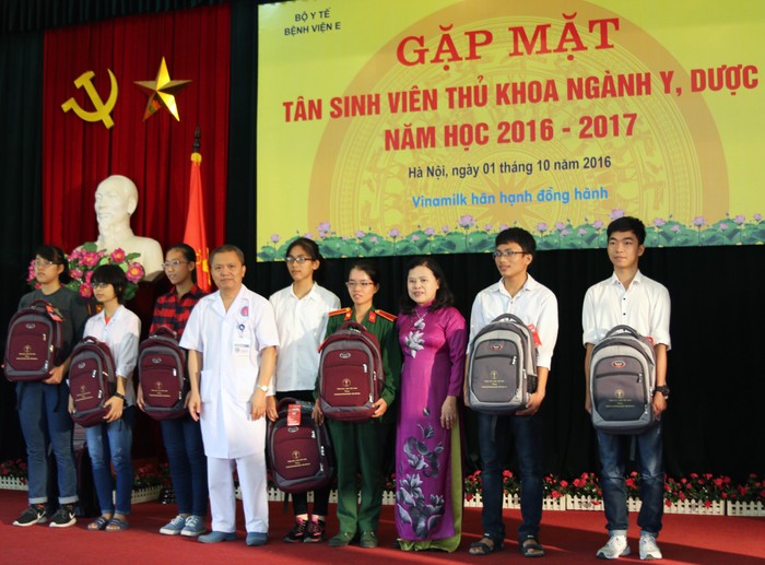 PGS.TS Nguyễn Thị Xuyên và GS. TS. Lê Ngọc Thành trao quà cho tân sinh viên. Ảnh: MA.