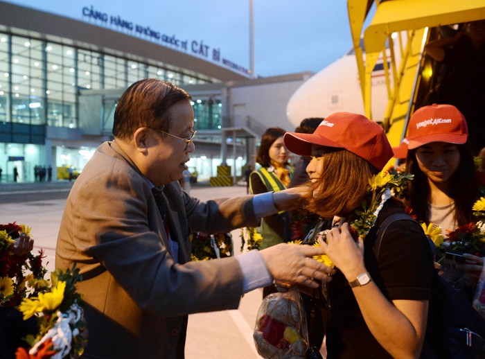 Phó Tổng giám đốc Vietjet Nguyễn Đức Tâm tặng hoa chào đón hành khách đầu tiên trên chuyến bay Hải Phòng – Bangkok