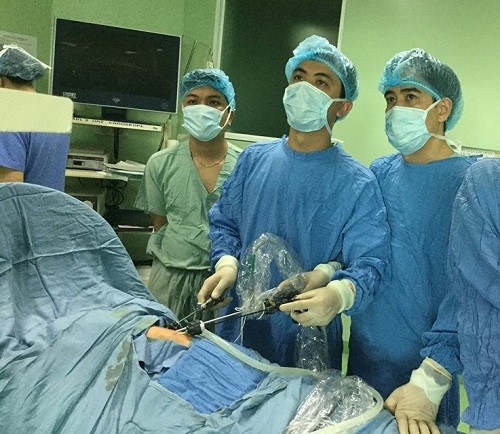 Bác sĩ Nguyễn Văn Linh (đứng giữa) trong ca phẫu thuật nội soi teo thực quản tại Bệnh viện Sản nhi Đà Nẵng (Ảnh: Bác sĩ cung cấp).