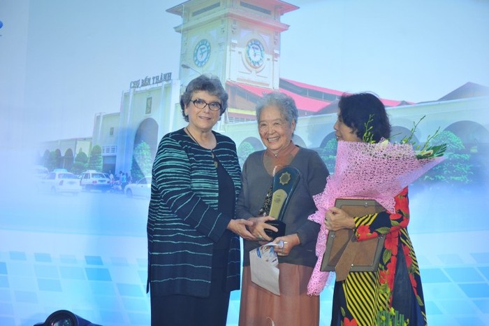 Bà Paula Wilson trao giải thưởng cho bà Vi Thị Nguyệt Hồ - ảnh Hà Thái Sơn