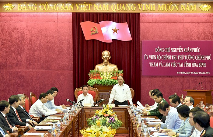 Thủ tướng Nguyễn Xuân Phúc làm việc với lãnh đạo tỉnh Hòa Bình. ảnh: VGP.