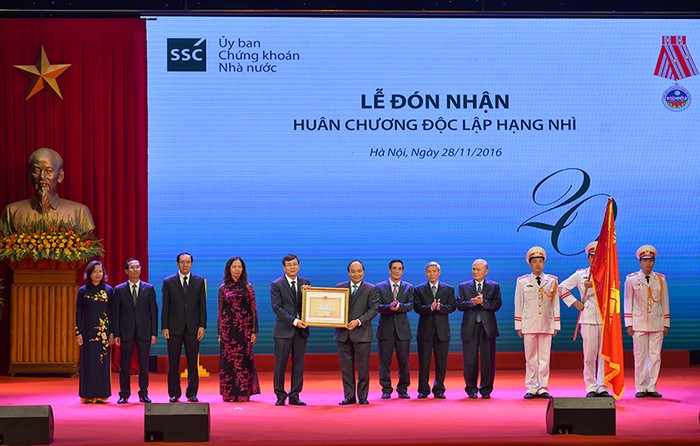 Thủ tướng Nguyễn Xuân Phúc trao Huân chương Lao động Hạng nhì cho Ủy ban Chứng khoán Nhà nước. ảnh: VGP.