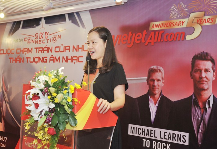 Phó Tổng giám đốc Vietjet - bà Nguyễn Thị Thúy Bình chia sẻ thông tin với báo giới về sự kiện âm nhạc “Sky Connection 2016”.