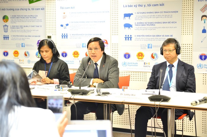 Ông Cao Hưng Thái, Phó Cục trưởng Cục Quản lý khám - chữa bệnh (Bộ Y tế) trao đổi thông tin tại cuộc họp báo. ảnh: Hoàng Lực.