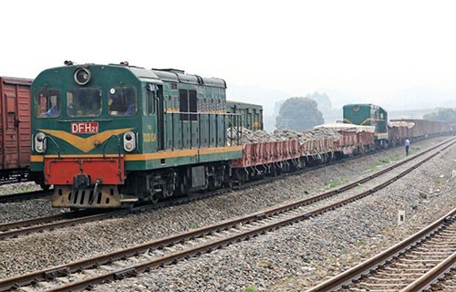 Ngành vận tải đường sắt đóng góp lớn vào sự sự phát triển của đất nước do năng lực vận chuyển lớn, đặc biệt trong vận chuyển nguyên vật liệu sản xuất công nghiệp - ảnh nguồn Hà Nội Mới.