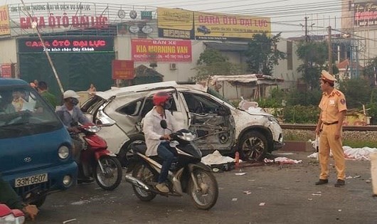 Hiện trường vụ tai nạn nghiêm trọng xảy ra ngày 24/10/2016, chiếc xe Honda CRV chở theo 7 người trong lúc băng qua đường tàu đã bị tàu hỏa tông trực diện - ảnh nguồn Pháp Luật Việt Nam.