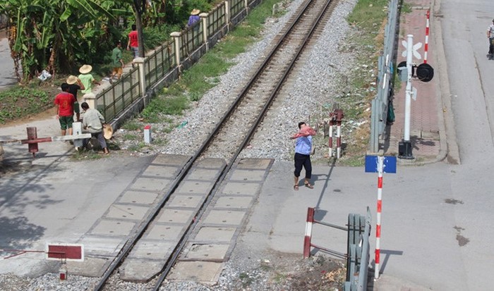 Đường sắt Việt Nam bị hạn chế tốc độ do quá nhiều đường ngang giao cắt - ảnh nguồn VOV Giao thông.