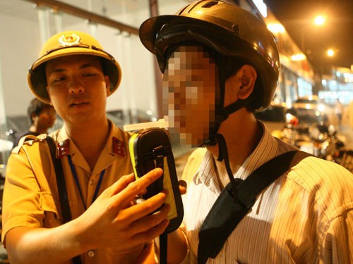 Người điều khiển phương tiện giao thông có biểu hiện sử dụng rượu bia bị Cảnh sát giao thông Hà Nội kiểm tra nồng độ cồn - Ảnh: Hà An (Báo Thanh Niên)