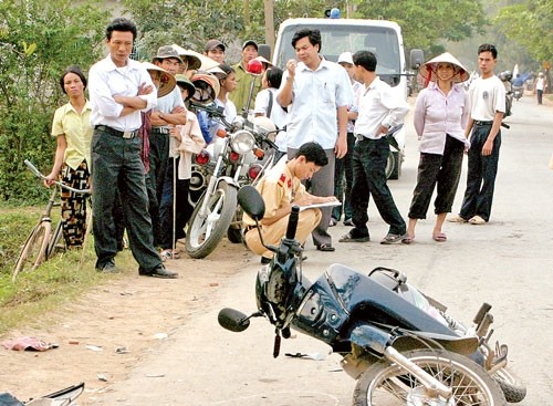 Coi thường luật giao thông, chủ quan vì đường vắng là nguyên nhân xảy ra tai nạn tại các tuyến đường giao thông nông thôn (Một vụ tai nạn do người điều khiển phương tiện không làm chủ tốc độ tại huyện Hoài Nhơn, Bình Định) - Ảnh: Hoàng Minh