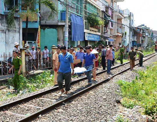 Một người tử vong khi leo qua hàng rào đường ray lúc tàu hỏa chạy qua - Ảnh: Gia Minh/ Báo Người Lao Động
