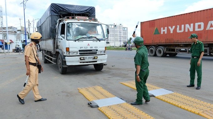 Lực lượng kiểm tra liên ngành tiến hành cân trọng tải xe - ảnh nguồn: Báo Giao thông.