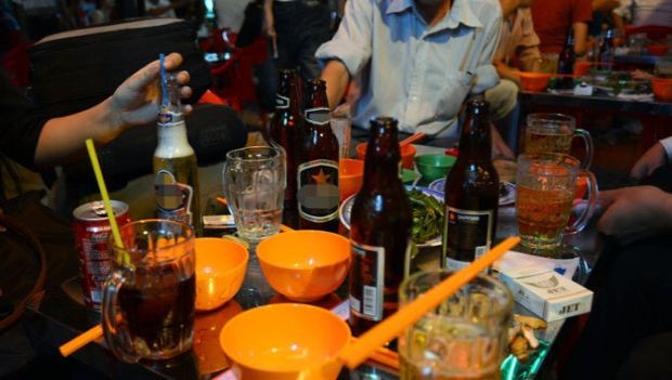Thói quen sử dụng rượu bia dẫn đến việc nhiều người không ý thức tác hại rượu bia đối với sức khỏe - ảnh minh họa nguồn Cục Cảnh sát giao thông.