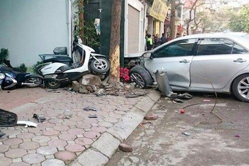 Hiện trường vụ tai nạn giao thông tại Ái Mộ, Long Biên, Hà Nội do người lái xe ô tô sử dụng rượu bia khiến 3 người thiệt mạng - ảnh nguồn Cục Cảnh sát giao thông.