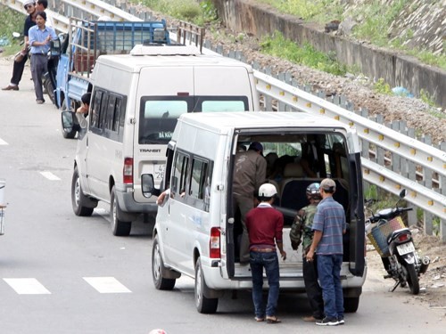 Xử lý hiện tượng xe dù bắt khách dọc đường dịp Tết và nâng cao chất lượng vận tại trong dịp Tết Nguyên Đán Đinh Dậu 2017 - ảnh Thanh Niên.