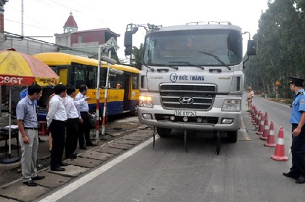 Kiểm tra trong tải xe trên Quốc lộ 2 đoạn qua Đoan Hùng - ảnh nguồn Báo Giao thông vận tải.