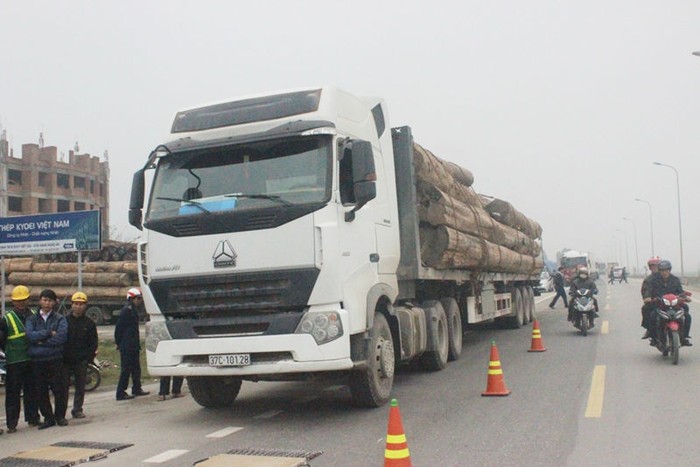 Xe quá tải vẫn hoạt động trên các tuyến đường - ảnh nguồn Vietnamnet.