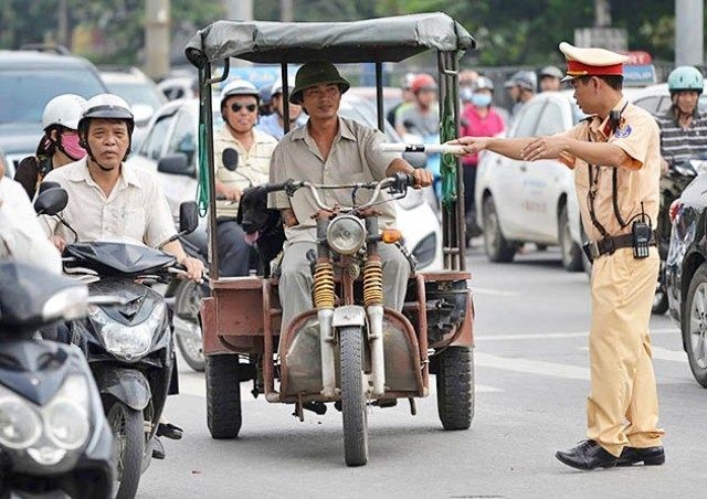 Lực lượng cảnh sát giao thông Hà Nội cương quyết xử lý xe tự chế, ba gác - ảnh nguồn Cục Cảnh sát giao thông.