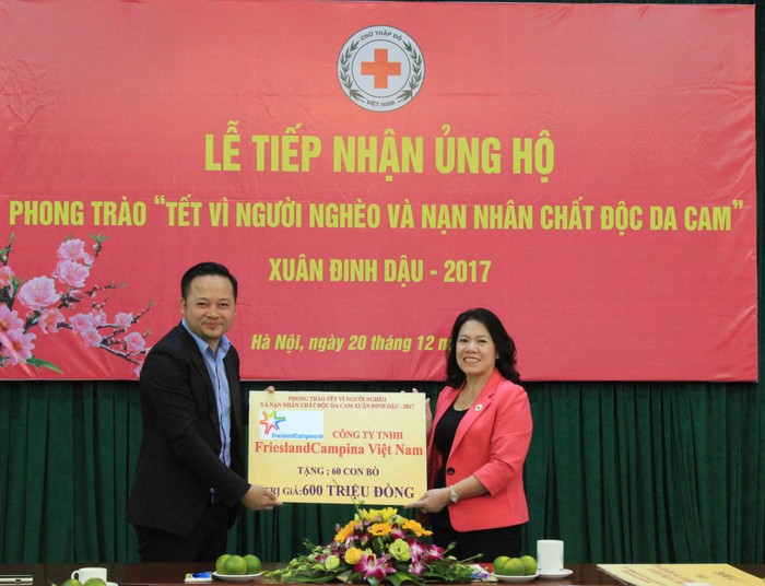 Đại diện FrieslandCampina Việt Nam (bên trái) trao bảng tượng trưng cho Chủ tịch Trung ương Hội Chữ thập đỏ Việt Nam - ảnh nguồn FrieslandCampina Việt Nam.