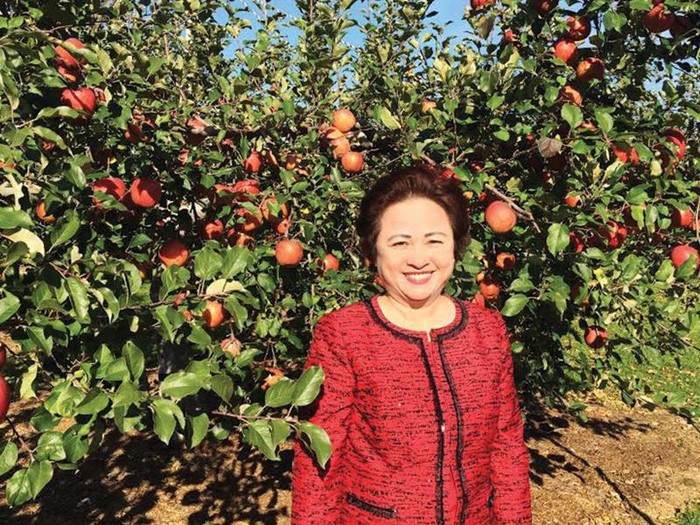 Doanh nhân Nguyễn Thị Nga, Chủ tịch Tập đoàn BRG tại vườn táo ở Nhật Bản.