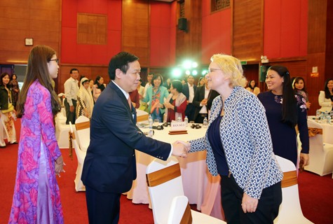 Phó Thủ tướng Vương Đình Huệ và đại biểu tham dự diễn đàn “Tăng quyền năng kinh tế cho phụ nữ khởi nghiệp, sản xuất kinh doanh nông nghiệp nhằm thúc đẩy bình đẳng giới”. Ảnh: VGP/Thành Chung