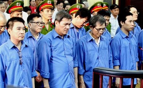 Dương Thanh Cường (hàng đầu, đứng thứ hai từ trái sang) cùng đồng phạm trong phiên xét xử phúc thẩm của Tòa án nhân dân TP.HCM - ảnh nguồn VTCnews.