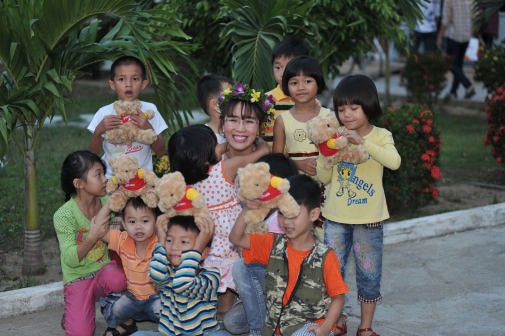 Các em nhỏ tại tại Làng trẻ em SOS Nha Trang (TP. Nha Trang, tỉnh Khánh Hòa) như vỡ òa trong hạnh phúc khi nhận món quà của Vietjet.