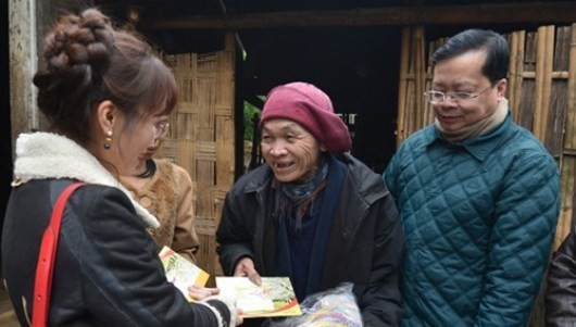 Bà Nguyễn Thị Phương Thảo – Tổng giám đốc Vietjet tặng quà cho người nghèo huyện Kỳ Sơn (Hòa Bình).