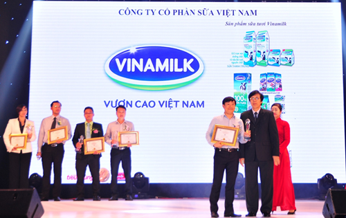 Ông Đỗ Thanh Tuấn, Trưởng bộ phận Đối ngoại Vinamilk đại diện công ty nhận giải thưởng tại lễ công bố thương hiệu “Tin và Dùng” - ảnh nguồn Vinamilk