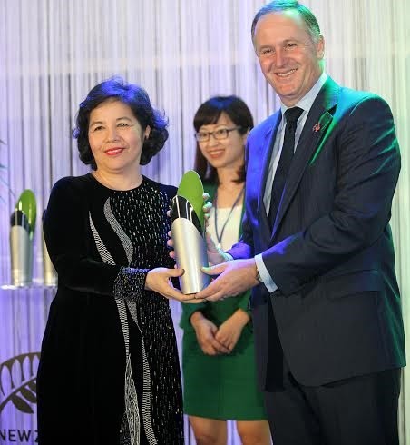 Thủ tướng New Zealand - ông John Key trao giải thưởng New Zealand - Asean award cho bà Mai Kiều Liên - Tổng Giám đốc Vinamilk. Ảnh: Xuân Phú.