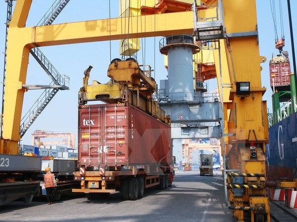 Kinh tế Việt Nam năm 2016 ghi nhận sự nỗ lực của Chính phủ - ảnh minh họa/ Bốc xếp container tại chi nhánh cảng Tân Vũ, Cảng Hải Phòng. (Ảnh: Lâm Khánh/TTXVN)