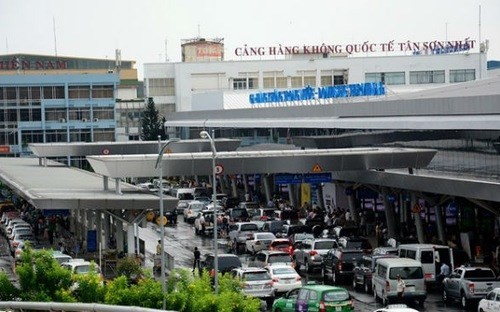 Quá tải tại sân bay Tân Sơn Nhất cần được giải quyết một cách khoa học, hiệu quả. ảnh: Thời báo Kinh tế.