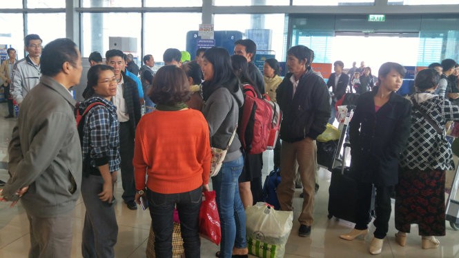Cả trăm hành khách của hãng Jetstar Pacific phải chờ hơn 14 tiếng tại sân bay Cát Bi, Hải Phòng từ tối 14-2 đến trưa 15-2 - Ảnh: Tiến Thắng/Tuổi trẻ.
