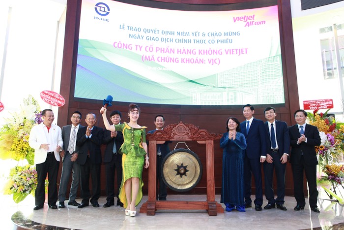 Tham dự và chứng kiến lễ đánh cồng phiên giao dịch đầu tiên của Vietjet có các đồng chí nguyên lãnh đạo Chính phủ, lãnh đạo TP.HCM, lãnh đạo Ủy ban Chứng khoán nhà nước - ảnh trong bài nguồn Vietjet.