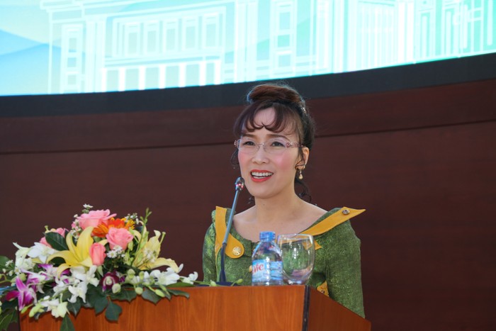 Bà Nguyễn Thị Phương Thảo, Tổng giám đốc Vietjet phát biểu tại lễ đánh cồng phiên giao dịch đầu tiên của Vietjet.