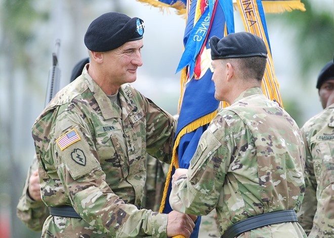 Đại tướng Robert Brown (trái) đảm nhận vị trí lãnh đạo Lực lượng Lục quân Mỹ phụ trách Thái Bình Dương từ giữa năm 2016. Ảnh: AP.