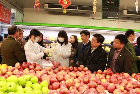Thứ trưởng Bộ Y tế - ông Nguyễn Thanh Long cùng lãnh đạo Cục An toàn thực phẩm kiểm tra an toàn thực phẩm tại siêu thị Metro Hà Nội năm 2015 - ảnh nguồn Bộ Y tế.